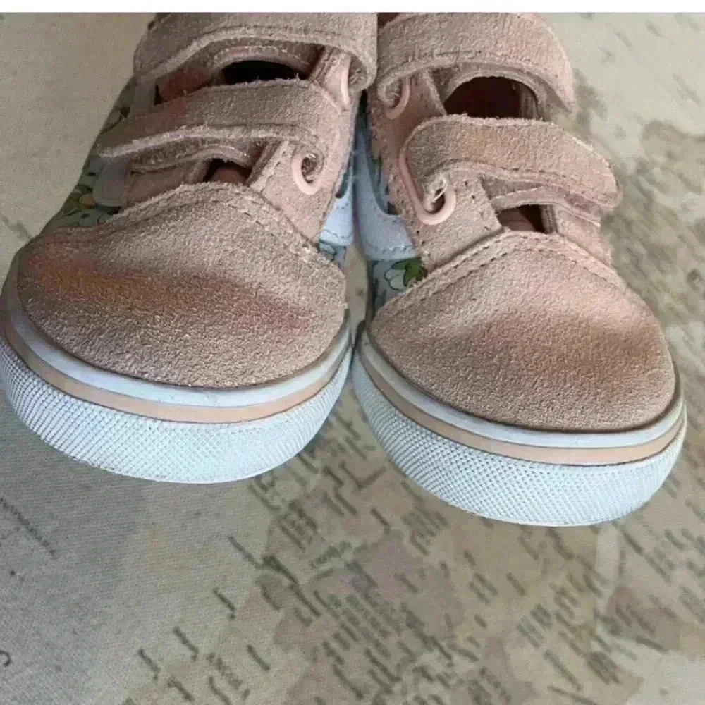 Vans Holiday Unicorn Old Skool V
Sneakers  Size 8 - Picture 6 of 6